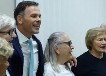 Mali se družio sa penzionerima na Banjici uz pesmu