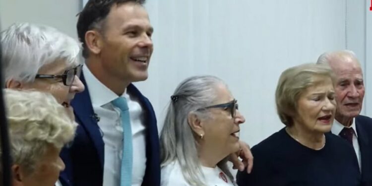 Mali se družio sa penzionerima na Banjici uz pesmu