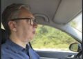 Predsednik Vučić vozi i peva uz Tomu Zdravkovića kao narodni tribun