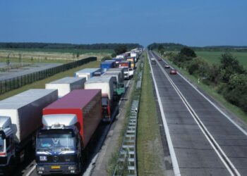 Kamioni na granicama čekaju satima zbog gužvi