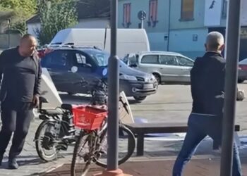 Zoran Sekeruš napao štandove SNS u Kuli, povređene dve osobe