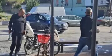 Zoran Sekeruš napao štandove SNS u Kuli, povređene dve osobe