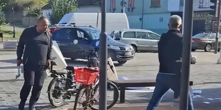 Zoran Sekeruš napao štandove SNS u Kuli, povređene dve osobe