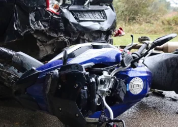 Teška nesreća u Laktašima: sudar automobila i motocikla obustavio saobraćaj