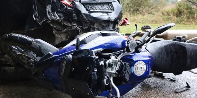 Teška nesreća u Laktašima: sudar automobila i motocikla obustavio saobraćaj