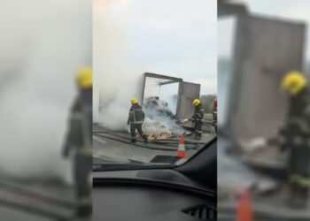 Požar na auto-putu „Miloš Veliki“: Kamion izgoreo, saobraćaj obustavljen