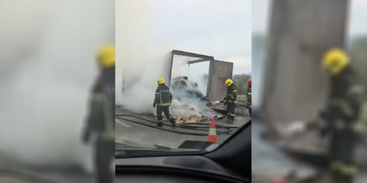 Požar na auto-putu „Miloš Veliki“: Kamion izgoreo, saobraćaj obustavljen