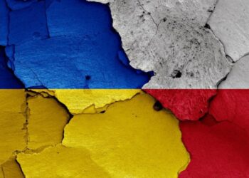 Mladi Ukrajinci treba da usmere energiju na front, smatra bivši premijer Poljske