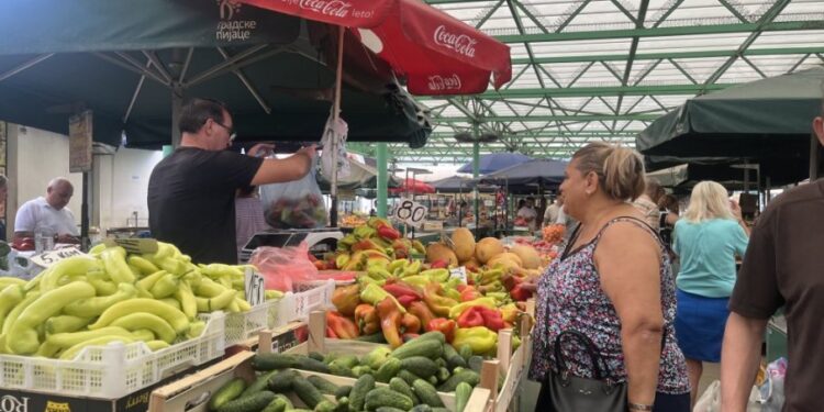 Ponuda voća i povrća na pijaci Zeleni venac: kornišoni do 300 dinara