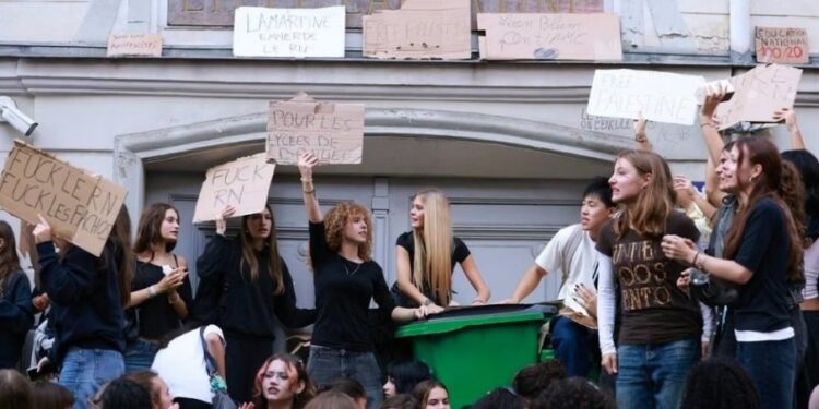 Protesti učenika u Francuskoj protiv novih blokada