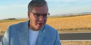 Predah Vučića tokom obilaska Sremskog okruga na parkingu
