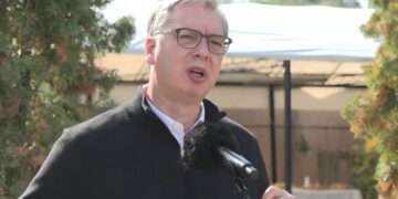Šoškić odgovoran za propast dinara i Narodne banke, tvrdi Vučić u Petrovaradinu