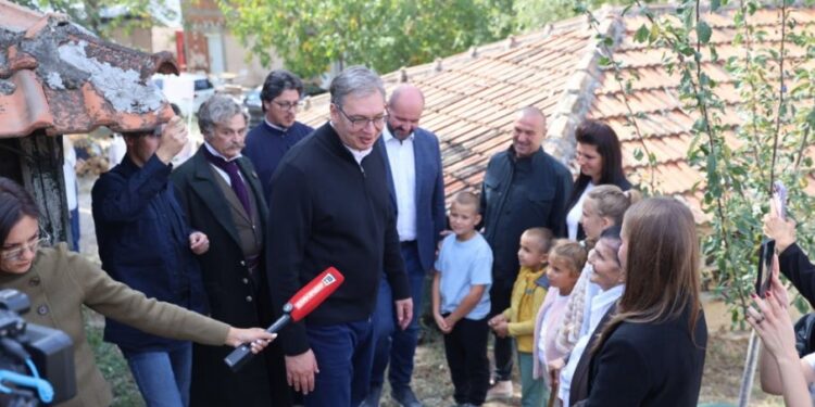 Borba za Srbiju: Vučić u Sremskim Karlovcima poziva na jedinstvo protiv blokada