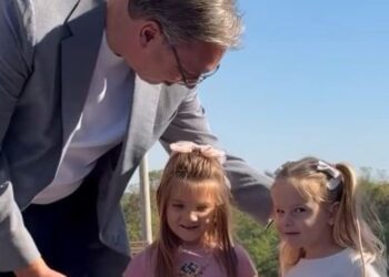 Dve devojčice u Lajkovcu zagrlile Vučića tokom emotivne scene