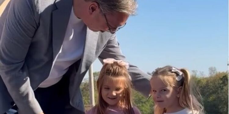 Dve devojčice u Lajkovcu zagrlile Vučića tokom emotivne scene