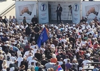 Vučić dočekan u Leskovcu uz podršku velikog broja građana