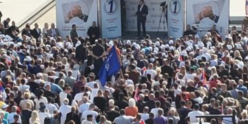 Vučić dočekan u Leskovcu uz podršku velikog broja građana