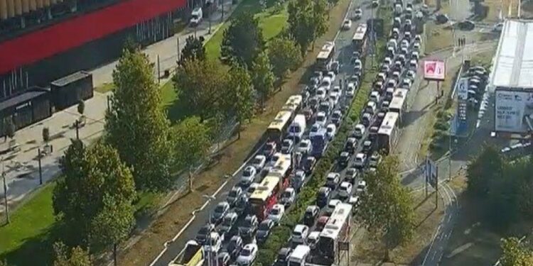 Saobraćaj u Beogradu paralizovan, kolone na tri mosta