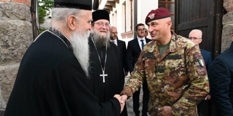 Teodosije istakao značaj KFOR-a tokom posete Vajkofa i Vergorija Gračanici