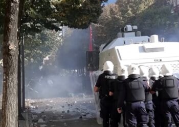 Policija u Tirani upotrebila gumene metke, povređen direktor policije