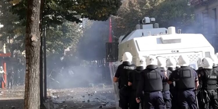 Policija u Tirani upotrebila gumene metke, povređen direktor policije