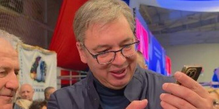 Vučić sa građanima Srbije: Lepi trenuci i zajednički susreti, ponekad i kao fotograf