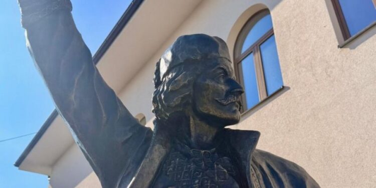 Spomenik bronzanog Vase Čarapića otkriven u Belom Potoku