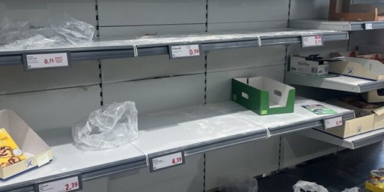 Nestašica osnovnih životnih namirnica u Italiji dovela do praznih polica supermarketa