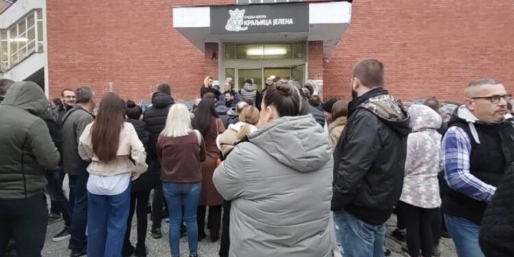 Srbi sa Kosmeta krenuli na glasanje, gužve ispred biračkih mesta pre otvaranja