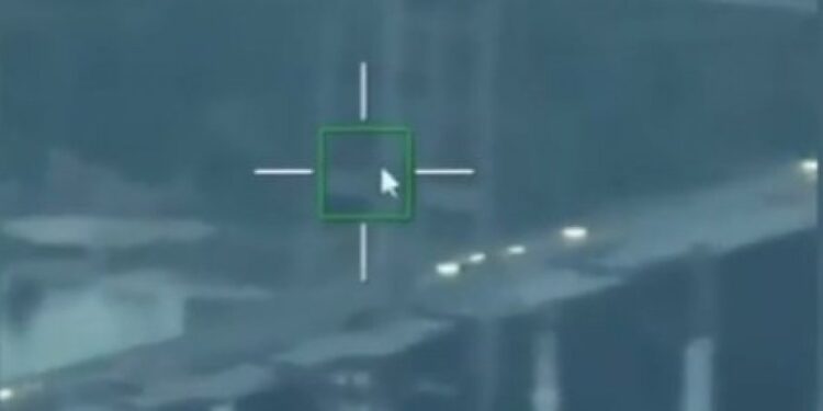 Most uništen u napadu: Dron zabeležio trenutak eksplozije
