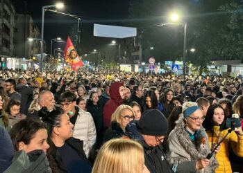 Studenti i građani u Požarevcu slave ispred prostorija SNS i SPS