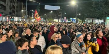 Studenti i građani u Požarevcu slave ispred prostorija SNS i SPS